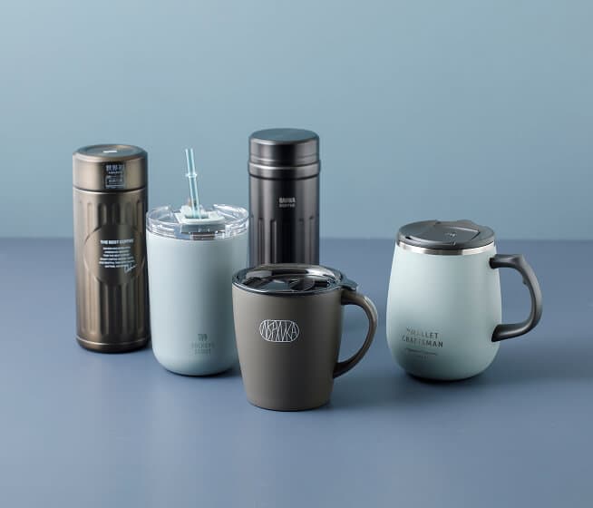 【商品イメージ写真】コーヒータンブラーやマグカップ、コーヒーボトルが並んでいます