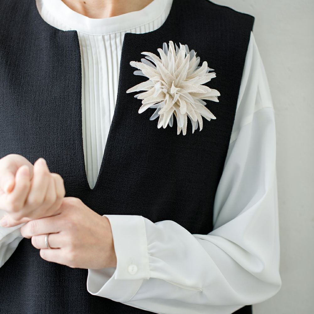 un cinq（アンサンク）Linen Chiffon Corsage Chrysanthemum リネン