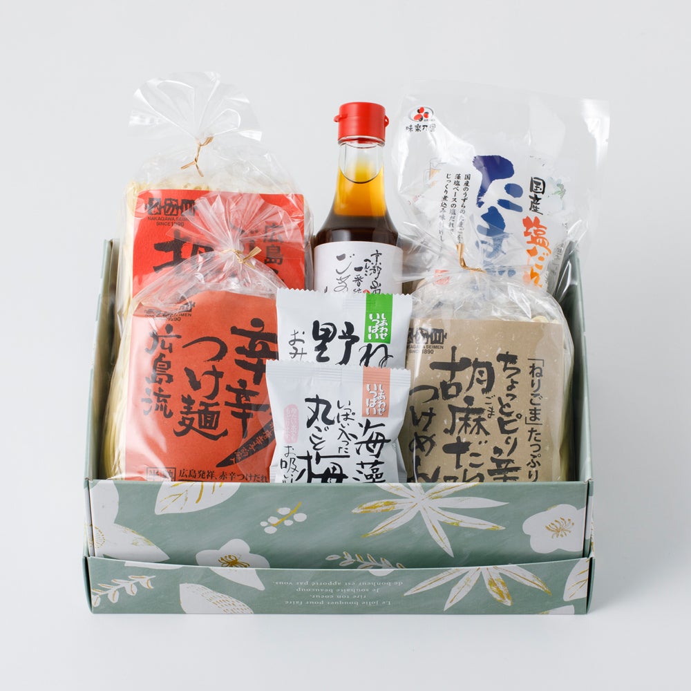 MLESNA TEA（ムレスナティー）INDIVI 王妃様の宝石箱 ティーカップ